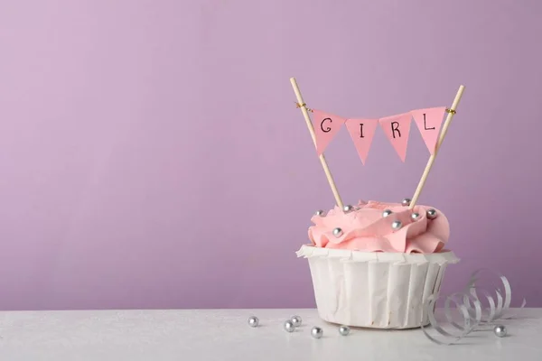 Babyshower Cupcake Met Roze Crème Girl Topper Witte Tafel Tegen — Stockfoto