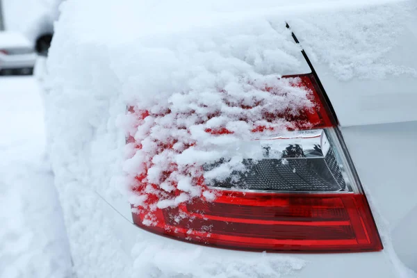 Auto Moderna Coperta Neve All Aperto Nella Giornata Invernale Primo — Foto Stock