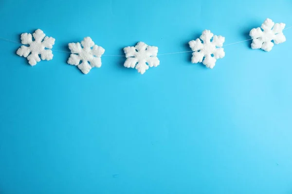 Schöne Dekorative Schneeflocken Hängen Auf Hellblauem Hintergrund Platz Für Text — Stockfoto