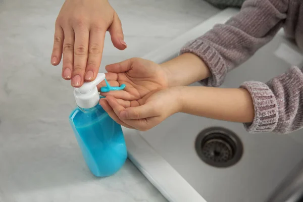 Mãe Filha Lavar Mãos Com Sabão Líquido Juntos Casa Close — Fotografia de Stock