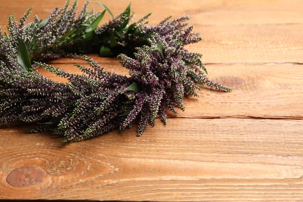 Belle Couronne Automnale Avec Des Fleurs Bruyère Sur Fond Bois — Photo