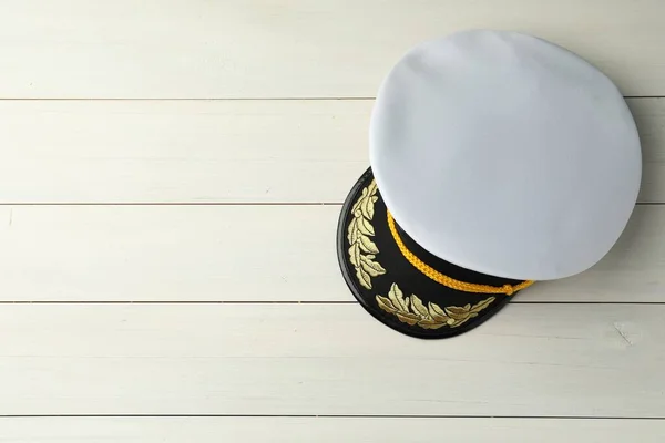 Beyaz Ahşap Arka Planda Aksesuarlı Zirve Şapkası Üst Manzara Metin — Stok fotoğraf