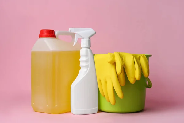 Cubo Verde Con Guantes Detergentes Sobre Fondo Rosa Artículos Limpieza — Foto de Stock