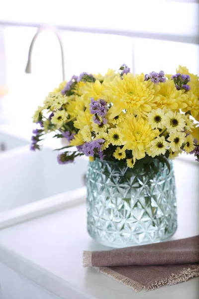 Ваза Красивыми Цветками Хризантемы Столешнице Кухне Дизайн Интерьера — стоковое фото