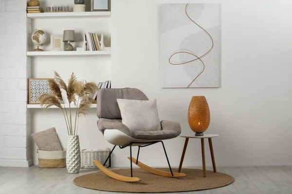 Miękkie Krzesło Bujane Poduszką Dywanie Pobliżu Ściany Pokoju Projekt Wnętrza — Zdjęcie stockowe
