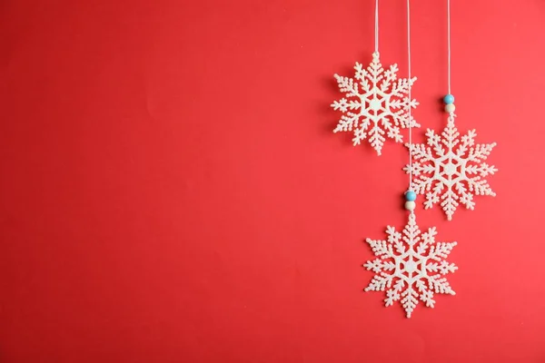 Schöne Dekorative Schneeflocken Hängen Auf Rotem Hintergrund Platz Für Text — Stockfoto