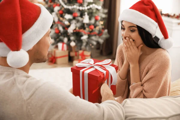 Happy Young Couple Christmas Gift Home — Stock Photo, Image