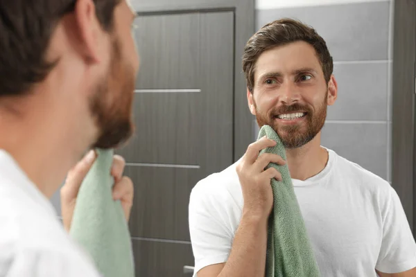 Hombre Guapo Secándose Barba Delante Del Espejo Baño — Foto de Stock