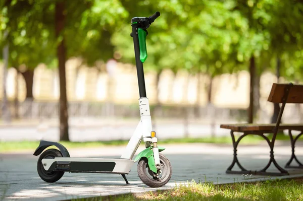 Moderno Scooter Elettrico Parco Servizio Noleggio — Foto Stock