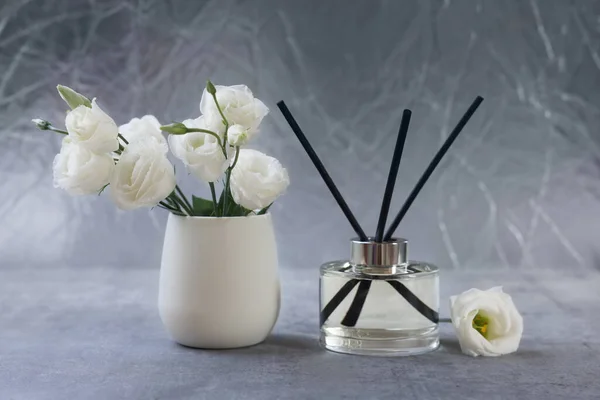 Schilfdiffusor Und Vase Mit Eustoma Blumen Auf Grauem Marmortisch — Stockfoto