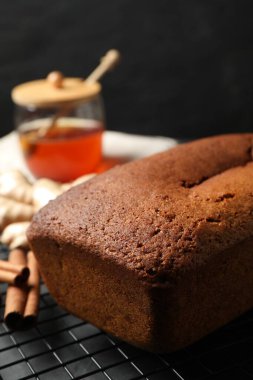 Lezzetli zencefilli kek ve soğutma rafında malzemeler, metin için yer