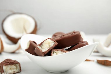 Beyaz masada hindistan cevizli çikolatalı çikolatalar, yakın plan. Metin için boşluk