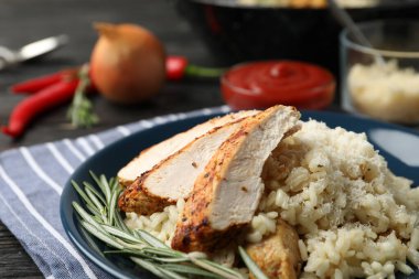 Tavuklu leziz risotto, yakın plan.