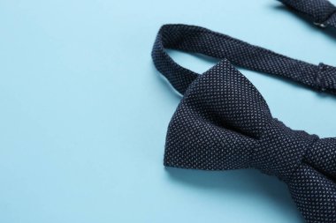 Açık mavi arka planda şık bir papyon, yakın plan. Metin için boşluk