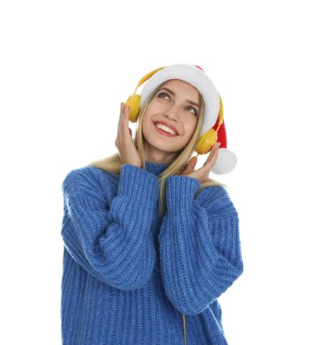 Beyaz arka planda kulaklıkları olan mutlu bir kadın. Noel müziği