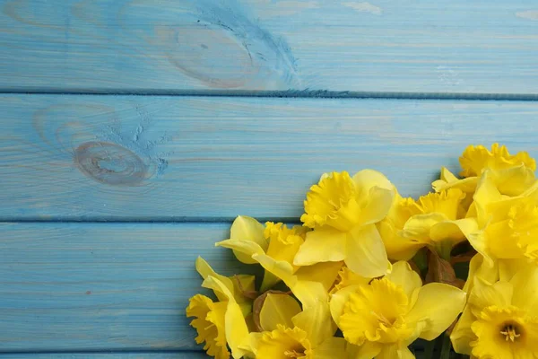 Prachtig Narcis Boeket Blauwe Houten Tafel Close Ruimte Voor Tekst — Stockfoto