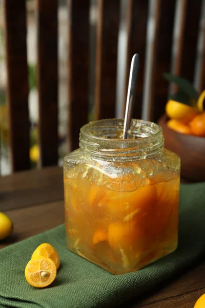 Finom Kumquat Lekvár Üvegben Friss Gyümölcs Fából Készült Asztalon — Stock Fotó