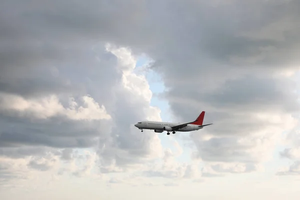 Moderno Avión Blanco Volando Cielo Con Nubes — Foto de Stock