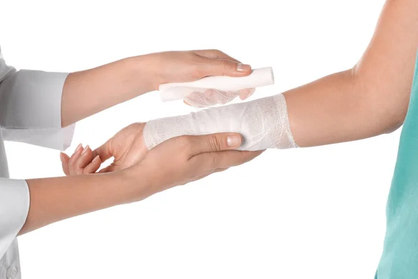 Läkare Applicera Bandage Patientens Arm Vit Bakgrund Närbild — Stockfoto