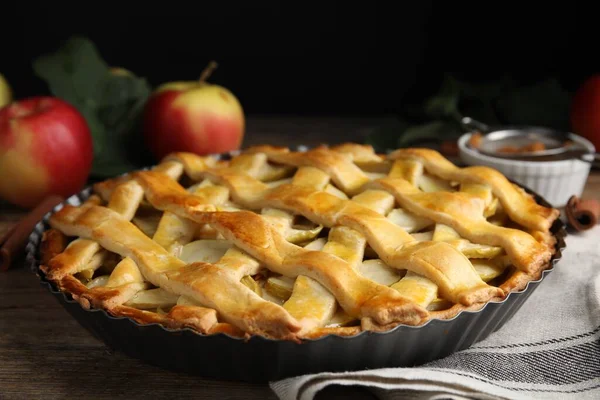 Leckerer Traditioneller Apfelkuchen Auf Holztisch Nahaufnahme — Stockfoto