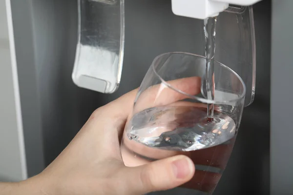 Kobieta Napełniająca Szklankę Wodą Zbliżenie Napoje Orzeźwiające — Zdjęcie stockowe
