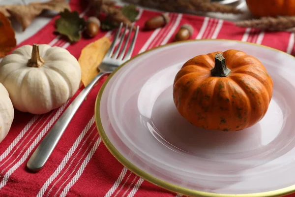 Ajuste Mesa Otoño Con Calabazas Tela Rayas Rojas Primer Plano — Foto de Stock