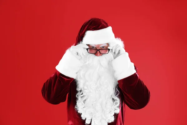 Портрет Санта Клауса Очках Красном Фоне — стоковое фото