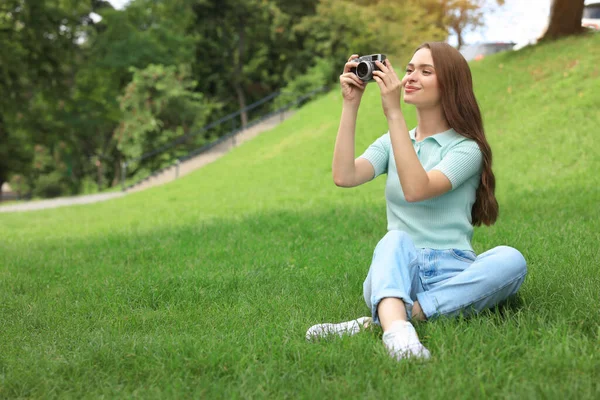 Jovem Com Câmera Tirando Foto Grama Verde Livre Espaço Para — Fotografia de Stock