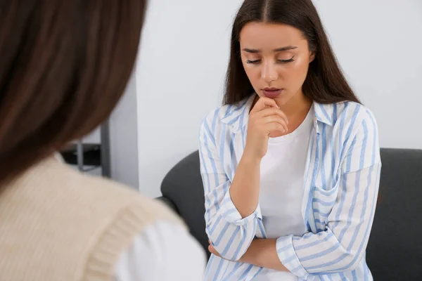 Psicólogo Profesional Que Trabaja Con Una Joven Consultorio — Foto de Stock