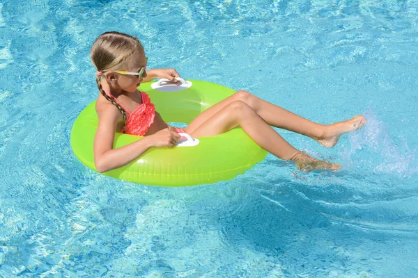 Schattig Klein Meisje Met Opblaasbare Ring Het Zwembad Zonnige Dag — Stockfoto