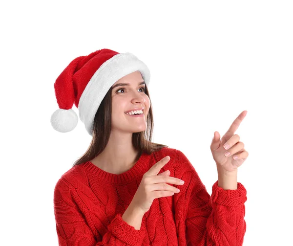 美しいです女性でサンタ帽子と赤いセーター指摘上の白い背景 — ストック写真