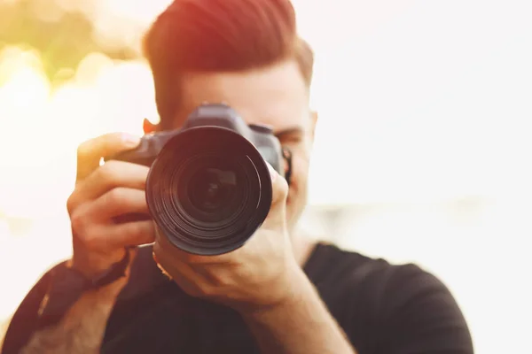 Fotógrafo Tirando Foto Com Câmera Profissional Livre Foco Lente — Fotografia de Stock