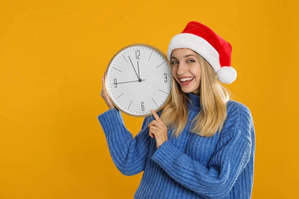 Chapeau Femme Santa Avec Horloge Sur Fond Jaune Espace Pour — Photo