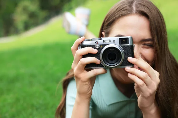 Jonge Vrouw Met Camera Die Buiten Foto Maakt Ruimte Voor — Stockfoto