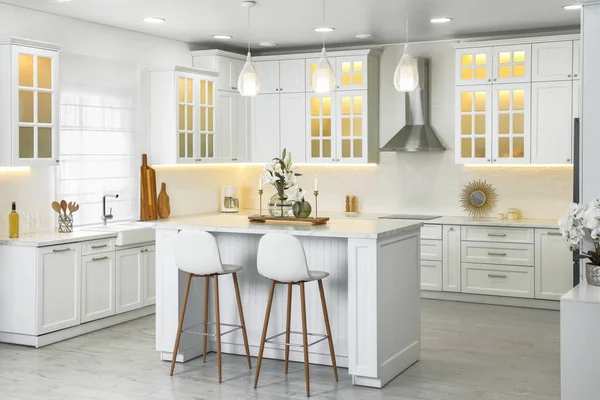 新しいスタイリッシュな家具付きの高級キッチンインテリア — ストック写真