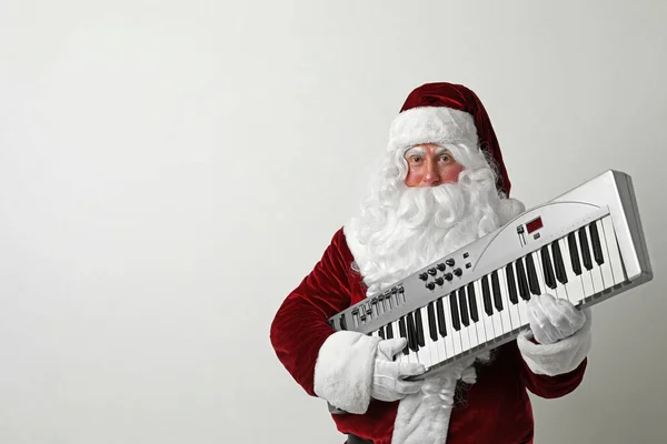 Papai Noel Com Sintetizador Fundo Claro Espaço Para Texto Música — Fotografia de Stock