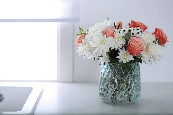 Βάζο Όμορφα Λουλούδια Στον Πάγκο Στην Κουζίνα Χώρος Για Κείμενο — Φωτογραφία Αρχείου