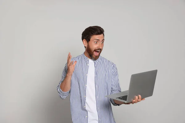 Emotional Bearded Man Laptop Light Background — Zdjęcie stockowe