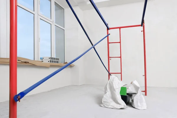 Leeg Gebouw Met Ladder Beige Wanden Tijdens Renovatie — Stockfoto