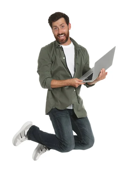 Счастливый Человек Ноутбука Прыгать Белом Фоне — стоковое фото