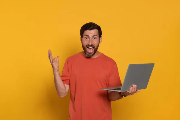 Emotional Man Laptop Orange Background — ストック写真