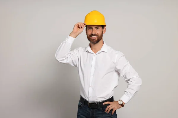 白い背景にハード帽子のプロのエンジニア — ストック写真