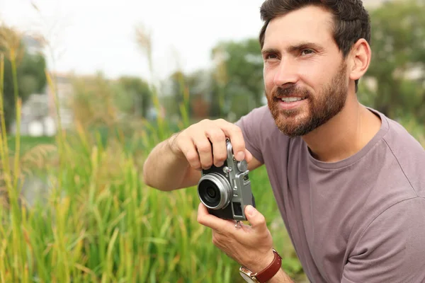 Homme Avec Caméra Extérieur Espace Pour Texte Loisirs Intéressants — Photo