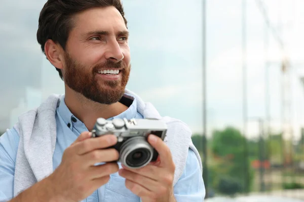 Pria Dengan Kamera Luar Ruangan Ruang Untuk Teks Hobi Yang — Stok Foto
