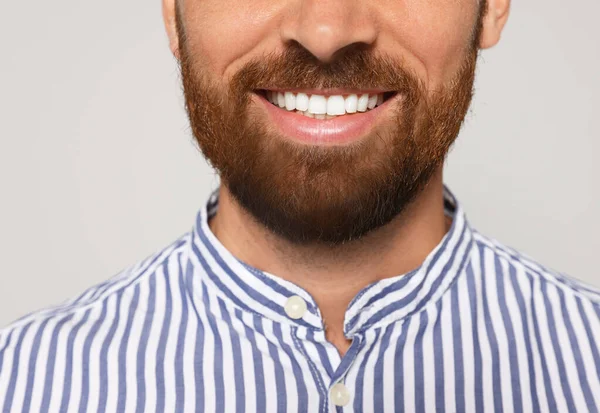 Hombre Sonriente Con Barba Sobre Fondo Gris Primer Plano — Foto de Stock