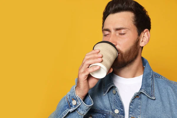 Uomo Barbuto Che Beve Caffè Sfondo Arancione Spazio Testo — Foto Stock