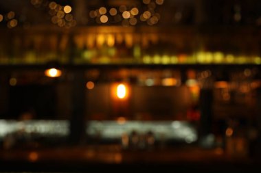 Bokeh efektli modern bar iç mimarisinin bulanık görünümü
