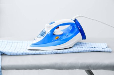 Modern demir ve temiz kareli gömlek beyaz arka plana karşı