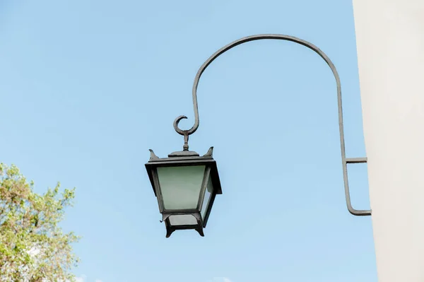 Vintage Utcai Lámpa Falán Épület Ellen Kék Alacsony Szög Kilátás — Stock Fotó