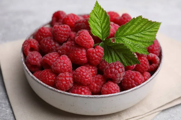 Bowl Fresh Ripe Raspberries Green Leaves Table Closeup — Stock Photo, Image